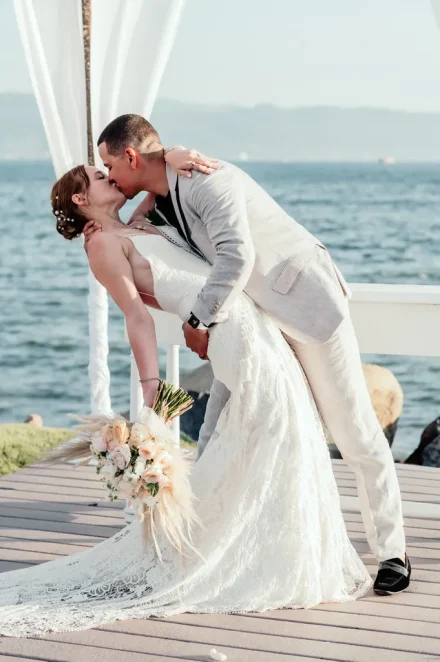 The kiss that says it all: passion, promise, and the beginning of an epic adventure. Under the Puerto Vallarta sky and with the rhythm of the waves, a 'dip' kiss that freezes time, sealing the perfect moment two lives unite forever in paradise