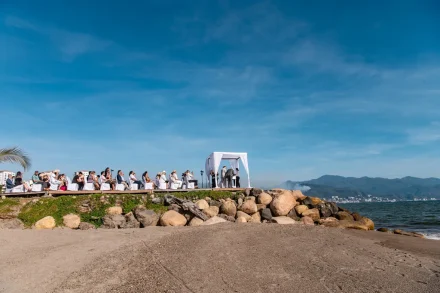 Exchanging vows surrounded by the vastness of the Pacific and the breathtaking contours of the bay. An extraordinary open-air setting where the gentle crash of the waves sets the rhythm for your most sacred promises in Puerto Vallarta